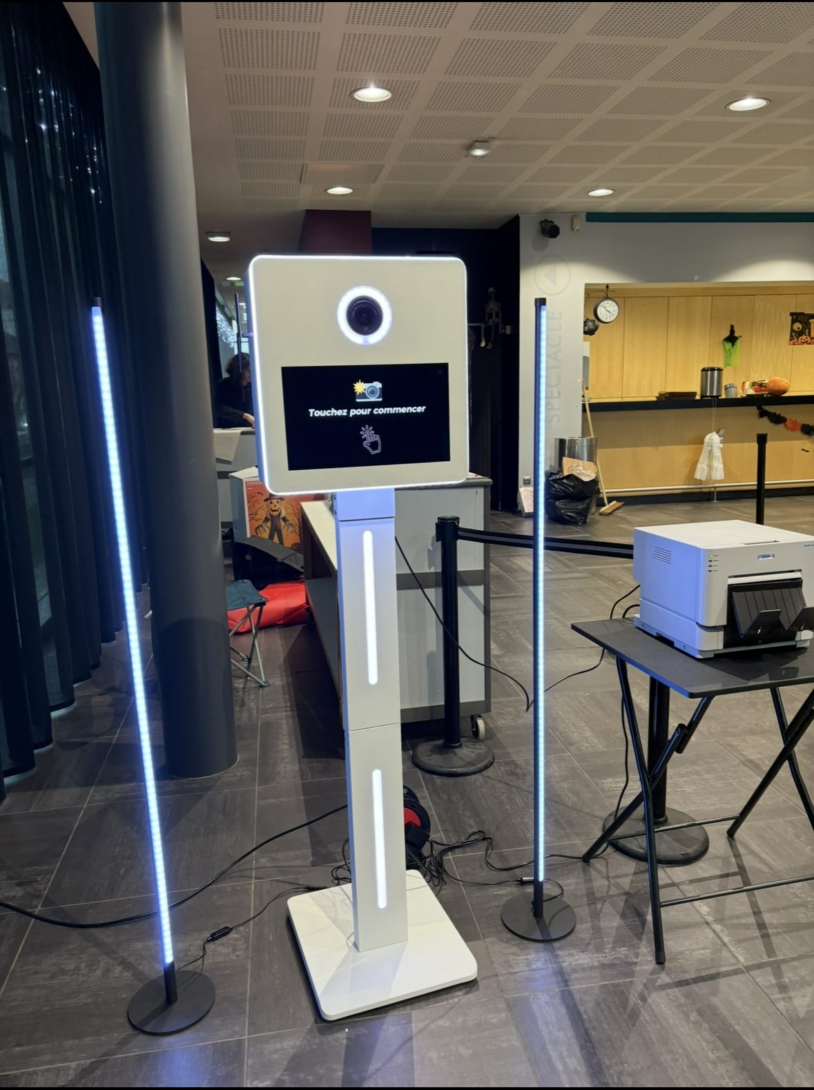 Borne photobooth Kamai installée dans un hall moderne